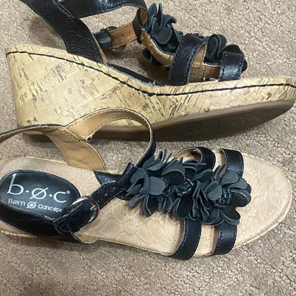 b.o.c. Black Floral Strap Leather Platform Wedge Sandals Size 6